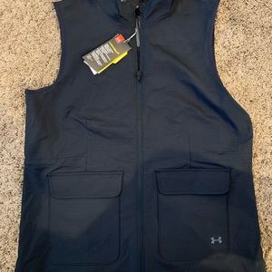 Mens UA black golf vest.